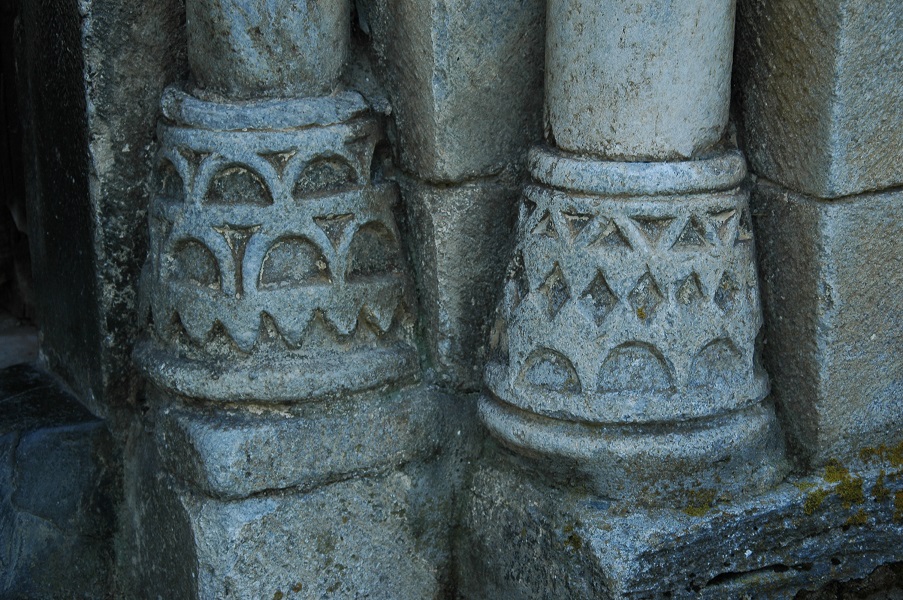 Bases de les columnes de la portalada de l'església de Sant Pere d'Escunhau