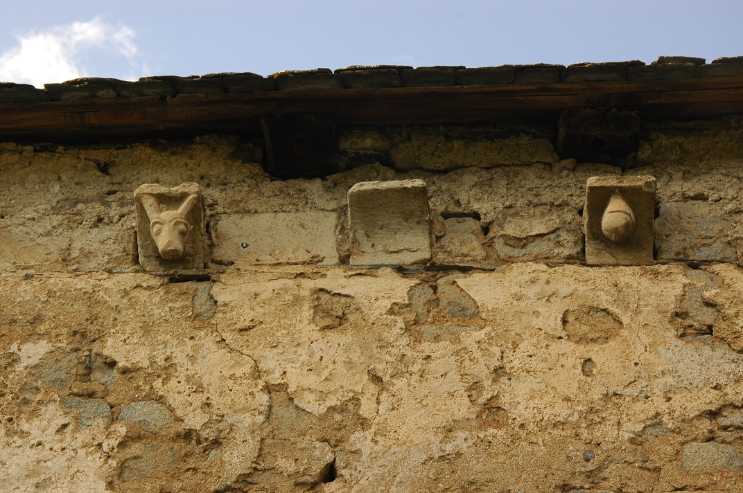 Mènsules del mur de migjorn de l'església de Santa Eulàlia d'Unha